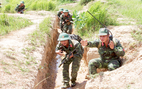 Kết hợp chặt chẽ giữa huấn luyện chiến đấu và giáo dục chính trị
