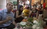 Đại sứ Pháp ăn bún đậu mắm tôm ở ngõ chợ bình dân