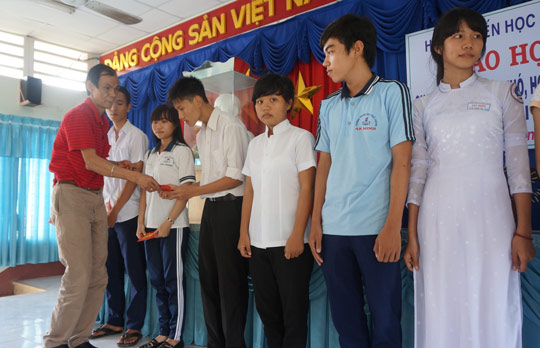 Nâng bước đến trường