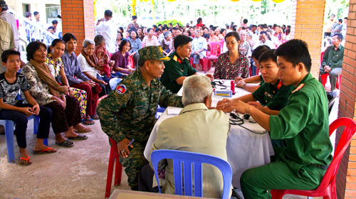 Đến với dân nghèo nước bạn