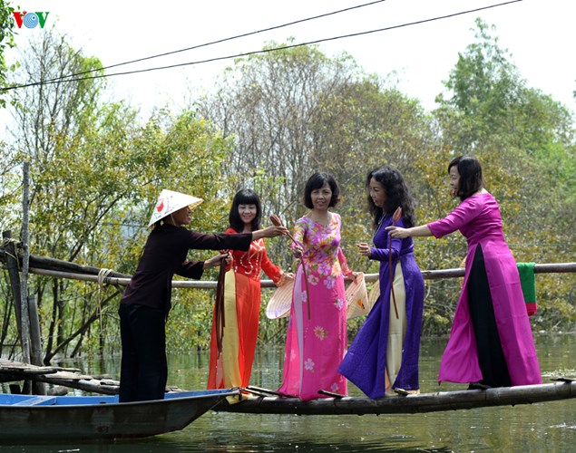 Ngắm suối Yến - chùa Hương đầu mùa hoa súng