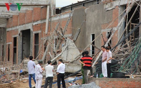 Nước mắt của mẹ nạn nhân sập công trình tiệc cưới ở Cần Thơ