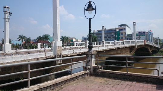 Tháo dỡ cầu trăm tuổi