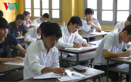 Thi THPT quốc gia và tuyển sinh đại học 2016: Nên bỏ điểm sàn đại học?