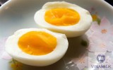 Không nên cho trẻ con ăn trứng gà luộc hồng đào