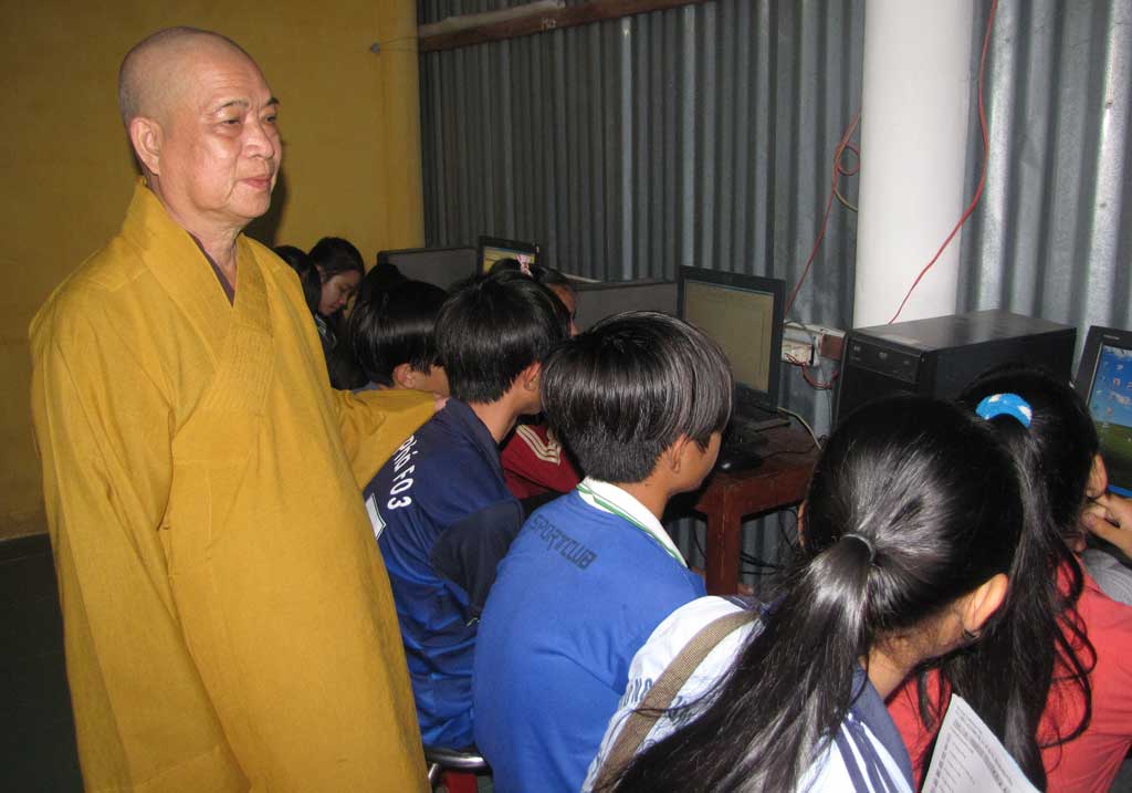 Lớp Tin học ở chùa