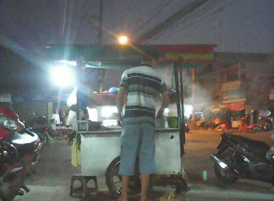 Côn đồ công khai trấn lột ở ngã tư Lạc Tấn