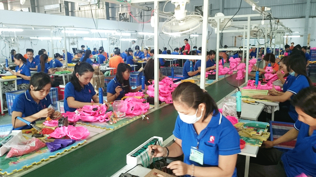 Người lao động chờ thưởng tết