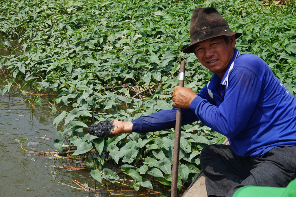 Vụ xả nước nuôi cá tra và bùn ao ra kênh Tràm Chim: Thanh tra Sở TN&MT Long An vào cuộc