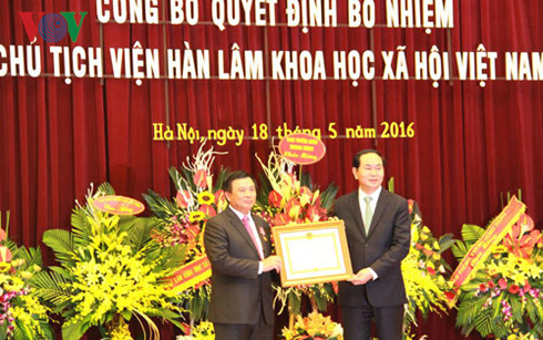 Chủ tịch nước: Phát triển và ứng dụng khoa học là quốc sách hàng đầu