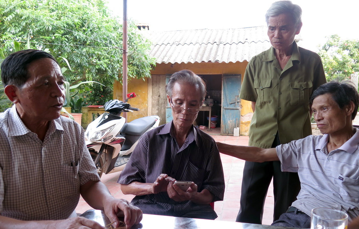 Phi công Nguyễn Hữu Cường đang trên tàu biên phòng vào bờ