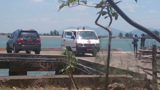 Phi công Nguyễn Hữu Cường đang trên tàu biên phòng vào bờ