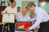 Phó Chủ tịch UBND tỉnh Long An - Lê Tấn Dũng trao bằng khen cho đồng chí Lê Văn Cao