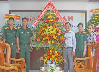 Nhiều cơ quan, đơn vị, tổ chức đến thăm và chúc mừng Báo Long An