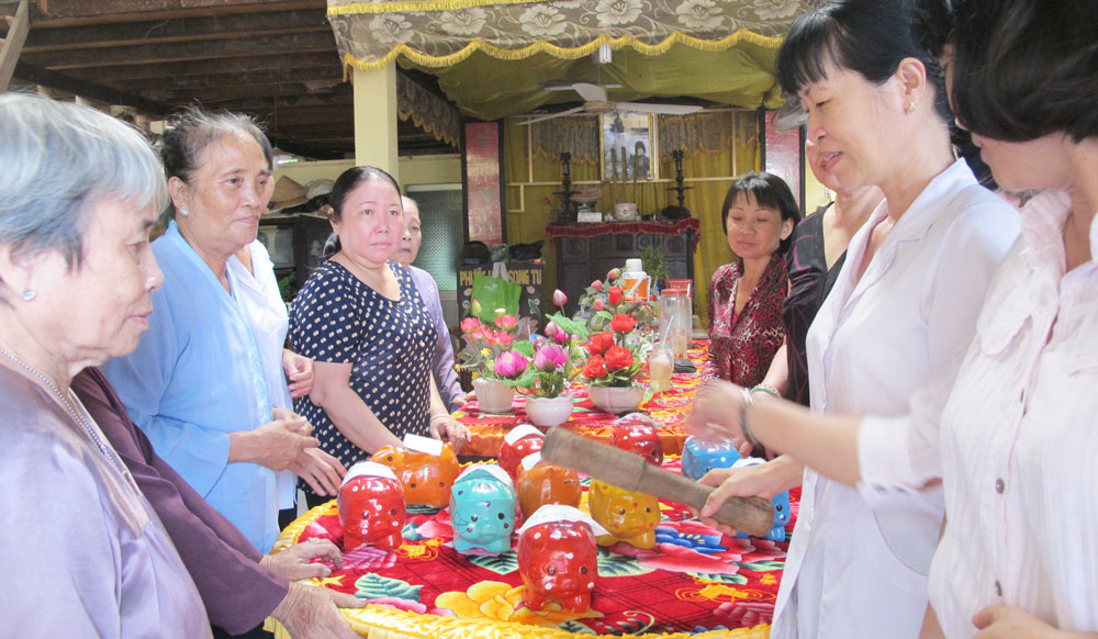 Cần Giuộc: Nuôi heo đất giúp trẻ em nghèo