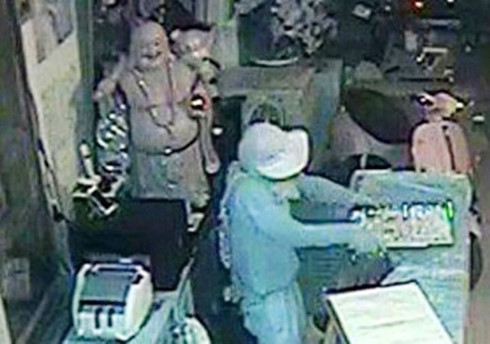 Trinh sát trầm mình dưới sông bắt “siêu trộm” tiệm vàng ở miền Tây