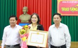 Đảng ủy LĐLĐ tỉnh Long An: Trao tặng Huy hiệu 30 năm tuổi Đảng