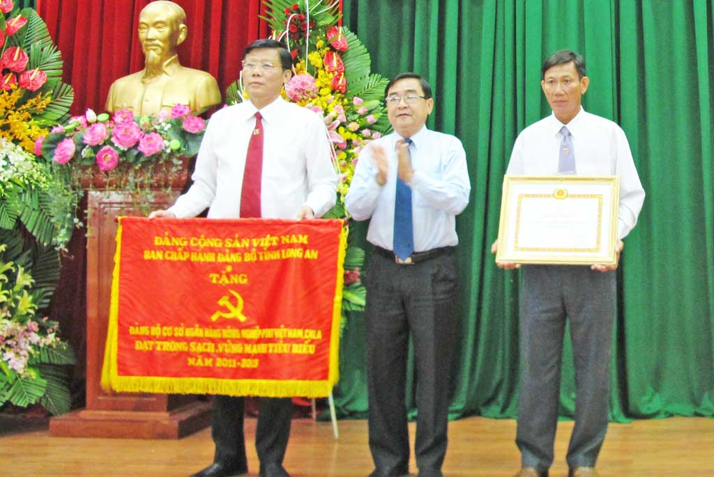 Đảng ủy Khối doanh nghiệp tuyên dương 31 tập thể, cá nhân Học tập và làm theo tấm gương đạo đức Hồ Chí Minh