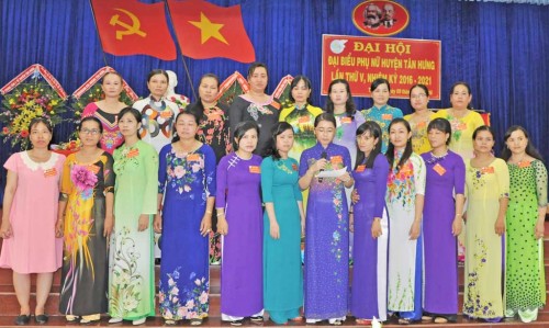 Hội LHPN Tân Hưng nhận ủy thác hơn 48 tỉ đồng Ngân hàng CSXH huyện cho hội viên vay vốn