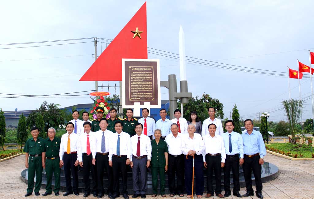 Cần Đước khánh thành Bia truyền thống đơn vị C315