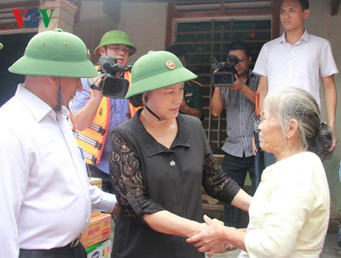 Chủ tịch Quốc hội thăm và tặng quà đồng bào bị lũ lụt tại Hà Tĩnh