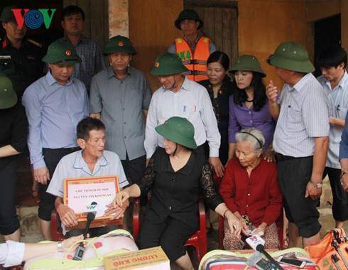 Chủ tịch Quốc hội thăm và tặng quà đồng bào bị lũ lụt tại Hà Tĩnh