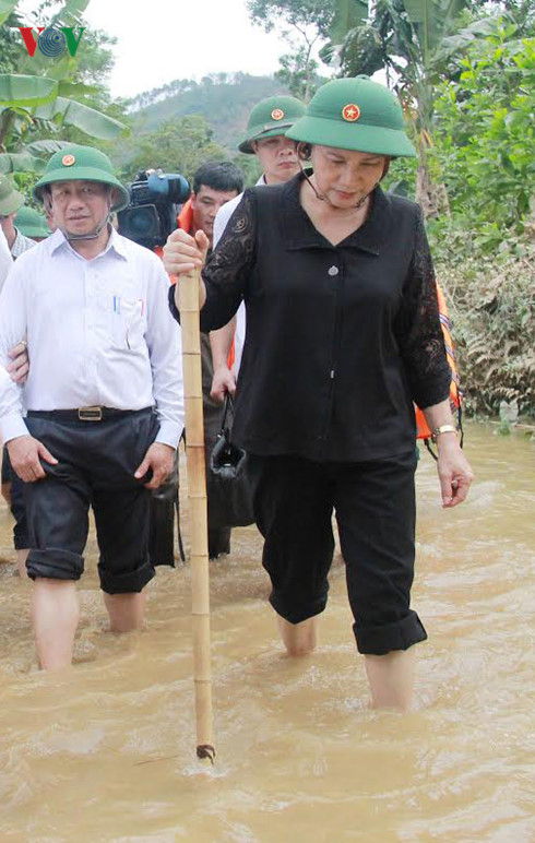 Chủ tịch Quốc hội thăm và tặng quà đồng bào bị lũ lụt tại Hà Tĩnh