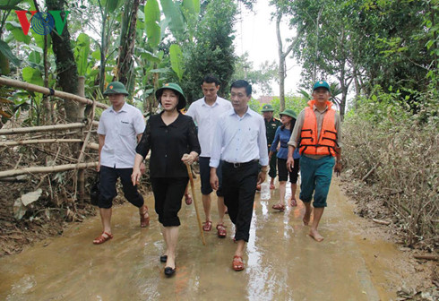 Chủ tịch Quốc hội thăm và tặng quà đồng bào bị lũ lụt tại Hà Tĩnh