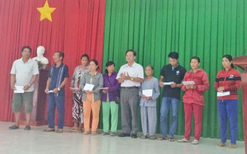 Cụm thi đua số 4 Công đoàn viên chức tỉnh Long An tặng quà cho người nghèo