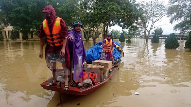 Hà Tĩnh: Người dân Hương Khê gồng mình chống chọi “lũ chồng lũ”