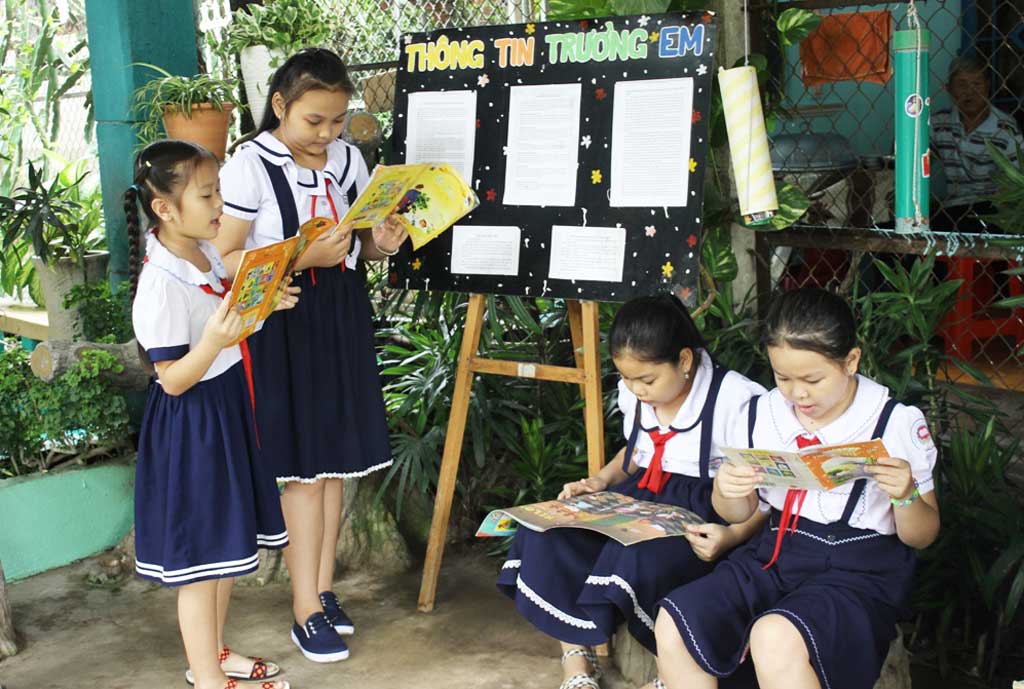 Có một hành lang đọc sách trong trường học