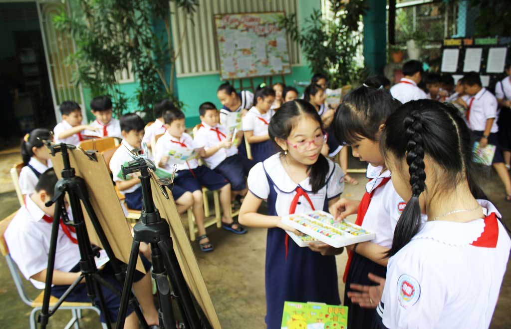 Có một hành lang đọc sách trong trường học