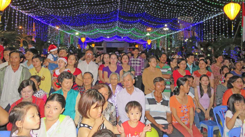 Lãnh đạo tỉnh Long An đến thăm, chúc mừng các cơ sở tôn giáo đêm Lễ Giáng sinh 2016