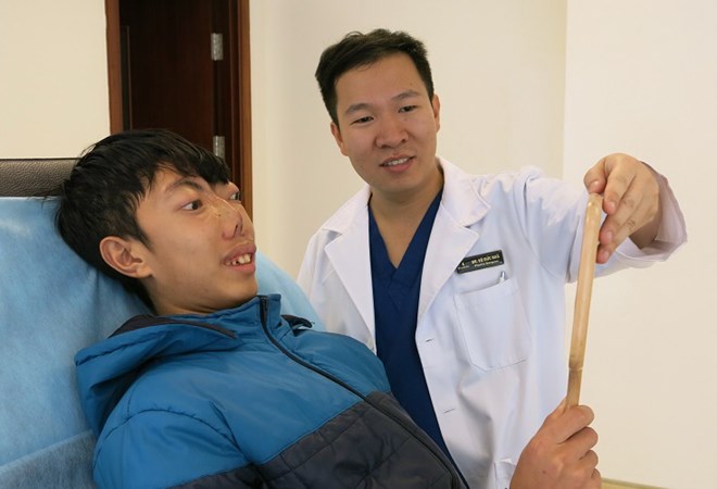 Giáo sư Mỹ mang điều kỳ diệu đến với cậu bé “không có mặt”