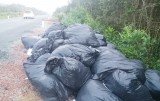 Xuất hiện rác thải công nghiệp trên Đường tỉnh 818