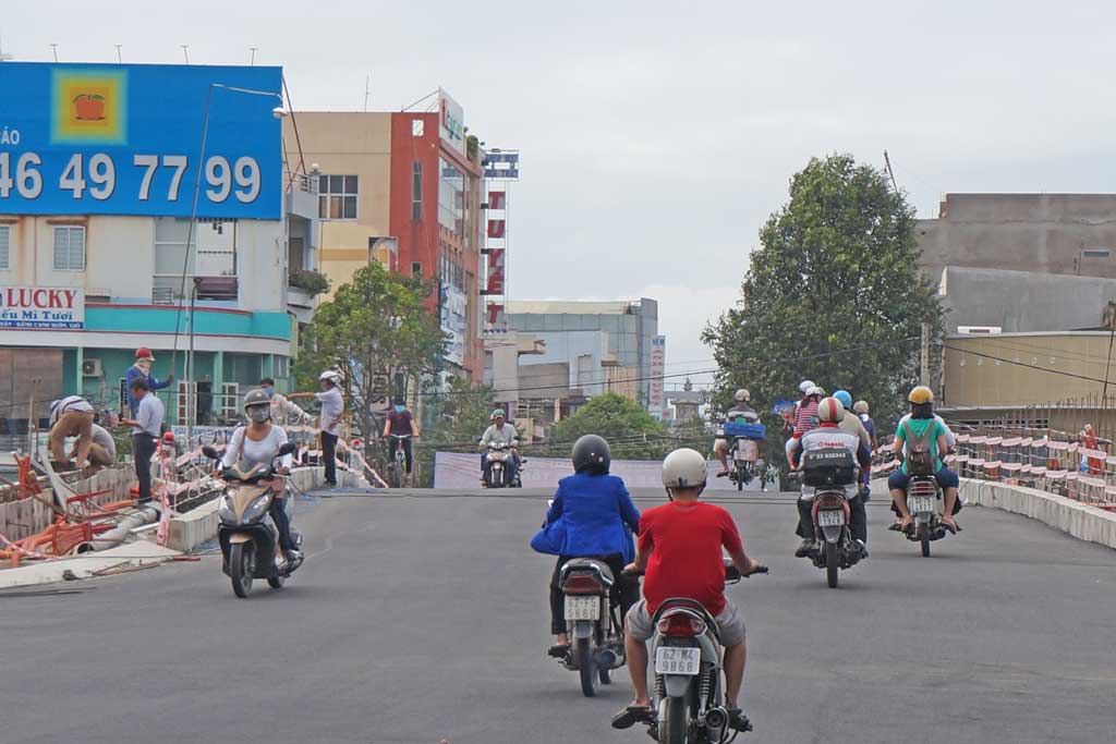 Ngày đầu thông xe, cầu Đúc Tân An tấp nập người, phương tiện lưu thông