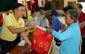 Quỹ Thiện Tâm - Tập đoàn Vingroup - Báo Long An trao quà Tết cho hộ nghèo