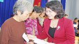 Phó Chủ tịch nước - Đặng Thị Ngọc Thịnh tặng quà tết tại huyện Đức Hòa