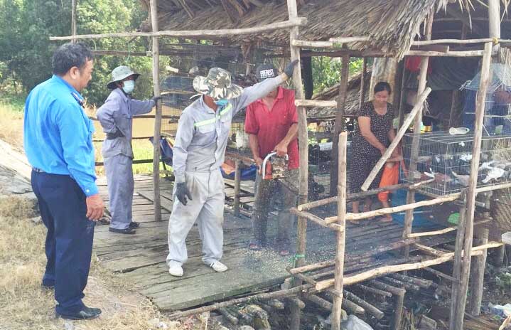 Thủ Thừa: Giải tỏa 35 trường hợp buôn bán lấn chiếm hành lang an toàn đường bộ Quốc lộ N2