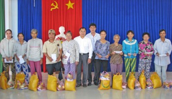 Báo Long An tặng quà tết cho hộ nghèo huyện Tân Trụ