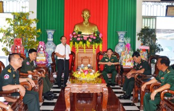 Đoàn đại biểu 2 tỉnh Svay Rieng và Prey Veng chúc tết Bộ đội Biên phòng Long An