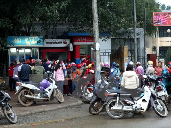 Rút tiền ATM ngày cận Tết: Khổ như... mua hàng thời bao cấp!