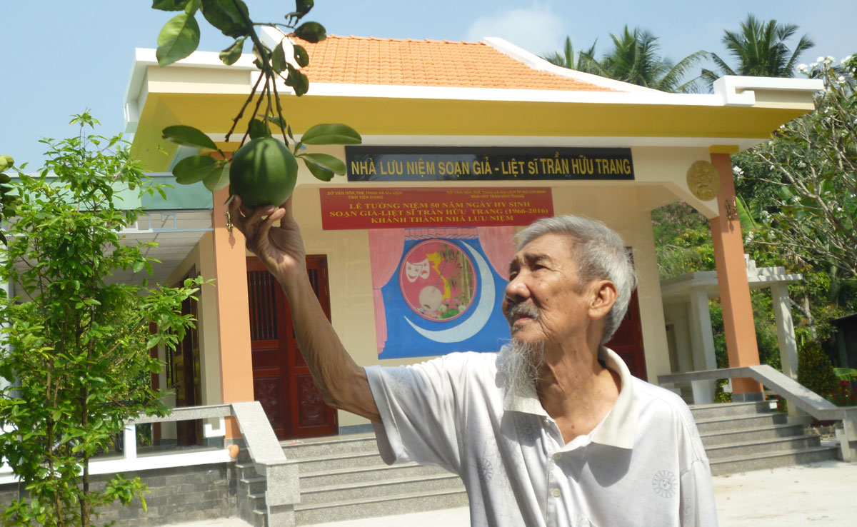 Viếng soạn giả, liệt sĩ Trần Hữu Trang