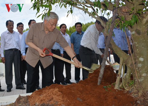 “Lãnh đạo không chỉ cốt làm cho hết nhiệm kỳ, rồi lo người thay thế“
