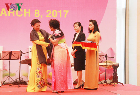 Chủ tịch Quốc hội gặp mặt các nữ Đại sứ tại Việt Nam