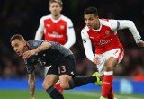 Sanchez cười nói vui vẻ trong thảm bại của Arsenal