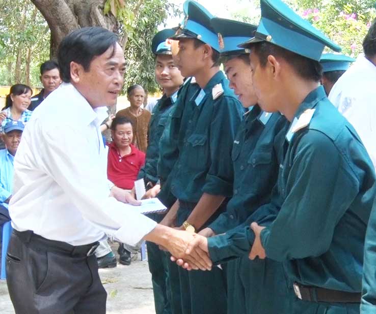 Đức Hòa thăm tân binh vừa nhập ngũ ở Đồng Nai