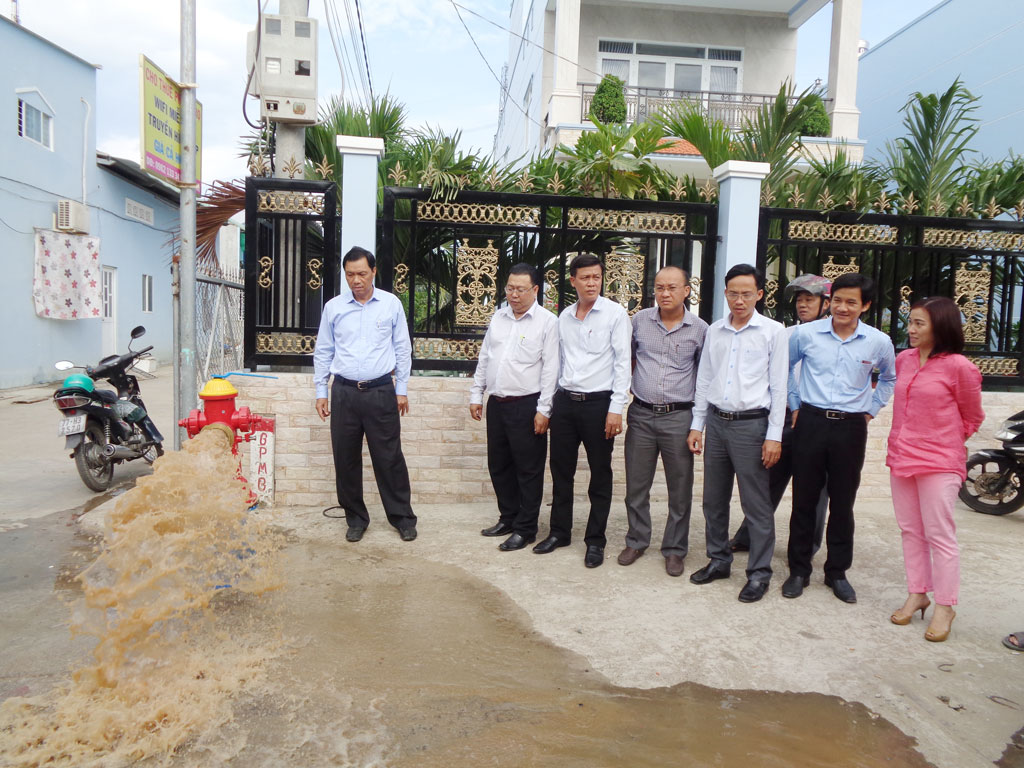 Đưa nước hợp vệ sinh về các xã vùng hạ