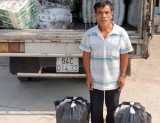 Tân Thạnh: Bắt xe ô tô tải vận chuyển 2.700 gói thuốc lá ngoại nhập lậu