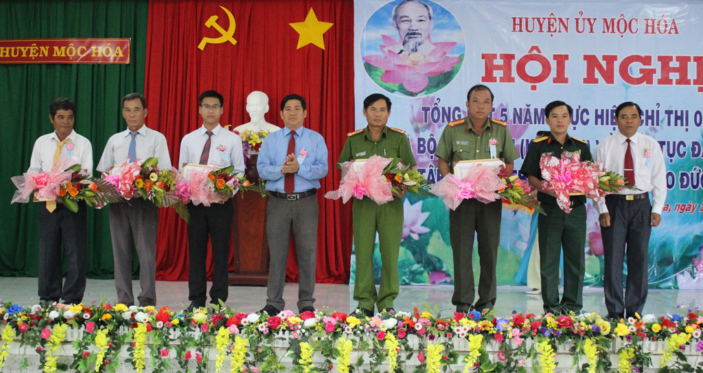 Công an huyện Mộc Hóa làm theo gương Bác bằng những việc cụ thể, thiết thực